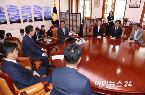 우원식 국회의장이 16일 오전 서울 여의도 국회의장실에서 김병기 더불어민주당 신임 원내대표를 접견, 발언하고 있다. [사진=곽영래 기자]