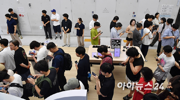 4일 오전 서울 삼성 강남에서 진행한 갤럭시 Z 폴드8, 폴드8 울트라, 플립8 개통행사에서 개통을 기다리는 고객들이 줄을 서 있다. [사진=곽영래 기자]