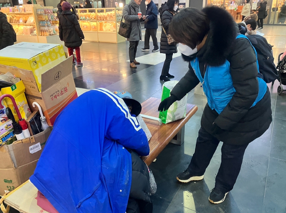 한파가 찾아오면서 서울시 거리상담반이 노숙인 상담과 보호 활동을 펼치고 있다. [사진=서울시]