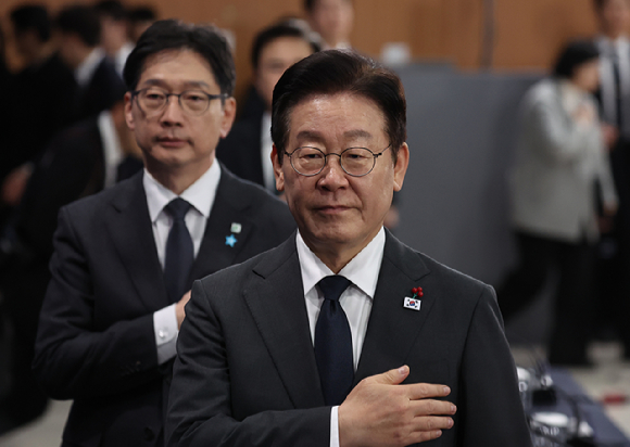 이재명 대통령이 5일 충남 천안시 한국기술교육대학교에서 열린 '충남의 마음을 듣다' 타운홀미팅 간담회에서 국민의례를 하고 있다. 2025.12.5 [사진=연합뉴스]