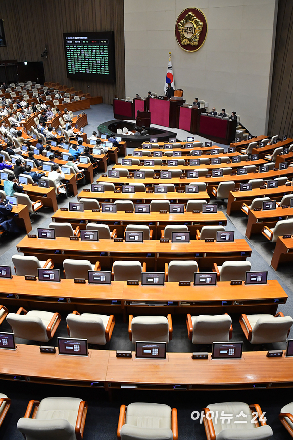 12일 서울 여의도 국회 본회의가 열렸다. 전날 법제사법위원회에서 여당 주도로 처리된 사법개혁안에 반발해 국민의힘 의원들이 불참해 자리가 비어있다. [사진=곽영래 기자]