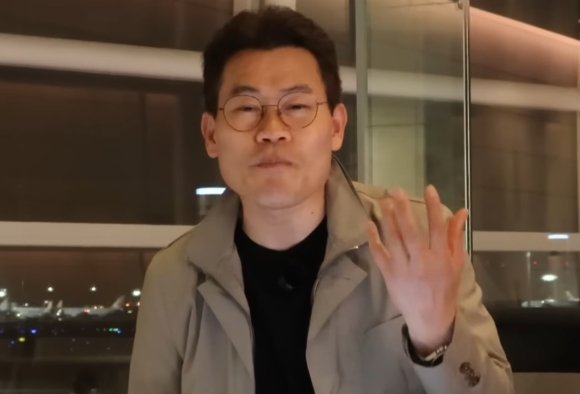 미국에서 한미 정상회담 기간 중 모습을 드러냈던 한국사 강사 출신 유튜버 전한길 씨가 이번에는 일본에서 1인 시위를 실행했다. 사진은 전한길. [사진=유튜브 @전한길뉴스]