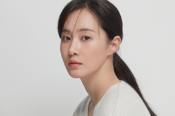 소녀시대 멤버이자 배우 권유리가 영화 '돌핀' 인터뷰에 앞서 포즈를 취하고 있다. [사진=SM엔터테인먼트]