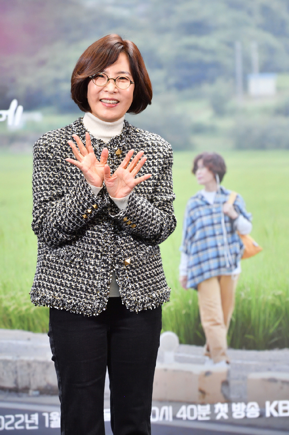 '한번쯤 멈출 수밖에' 제작발표회에 참석한 이선희 이금희 [사진=KBS]