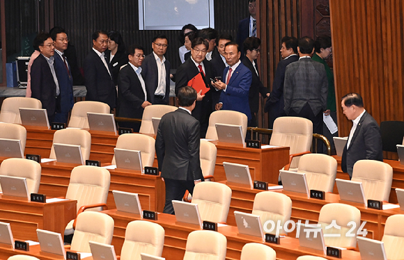 11일 국회 본회의에서 권성동 국민의힘 의원에 대한 체포동의안 표결이 시작되자 국민의힘 의원들이 퇴장하고 있다. [사진=곽영래 기자]