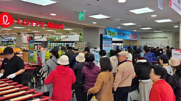 유통업계가 전방위적인 할인 행사에 나서며 연말 소비심리 살리기에 나섰다. 사진은 지난 이마트 할인 행사 기간 삼겹살을 구매하기 위한 줄이 길게 늘어진 모습. [사진=아이뉴스24 DB]