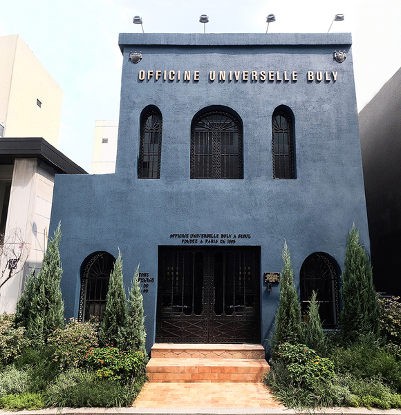 서울 강남구에 위치한 현대백화점 무역센터점 2층 리퀴드퍼퓸바 매장에서 고객이 향수 제품을 구경하고 있는 모습. [사진=현대백화점] [사진=각 사]