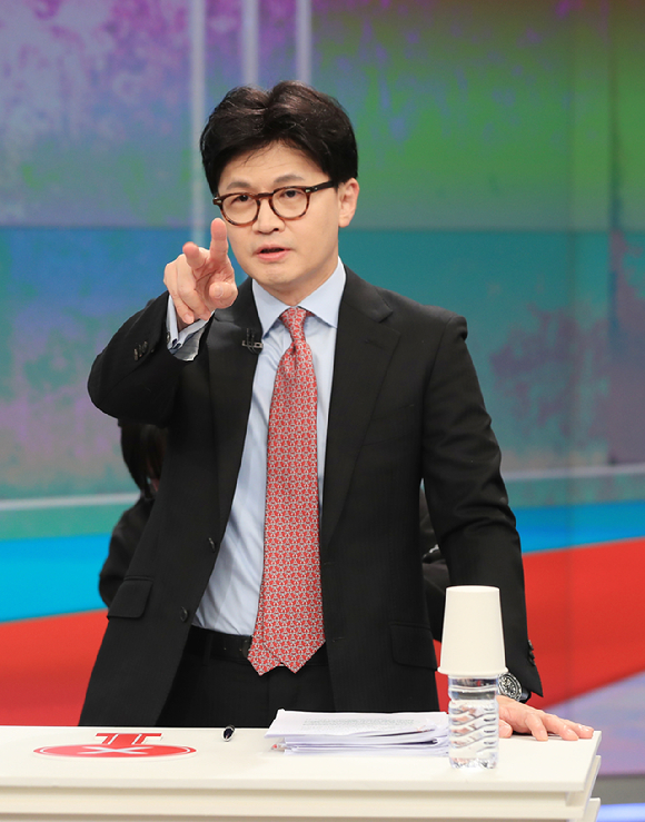  국민의힘 제21대 대통령선거 경선 결선투표에 진출한 김문수(왼쪽), 한동훈 후보가 30일 서울 중구 TV조선에서 TV토론에 앞서 포즈를 취하고 있다. [사진=연합뉴스]