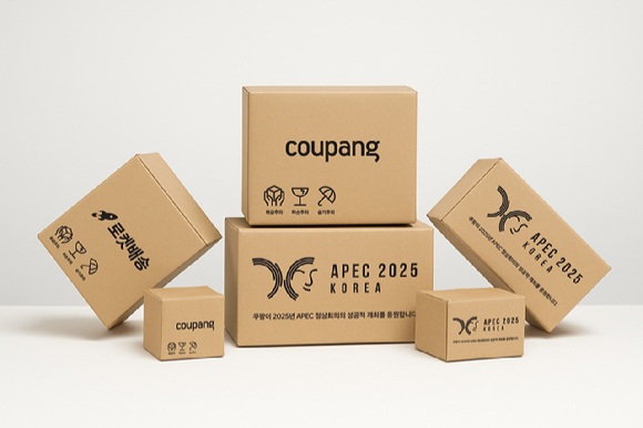 2025 APEC 정상회의를 앞두고 유통기업들의 마케팅이 활발한 가운데, 쿠팡이 성공 개최 응원 메시지를 새겨 넣은 로켓배송 박스를 활용하고 있다. [사진=쿠팡]