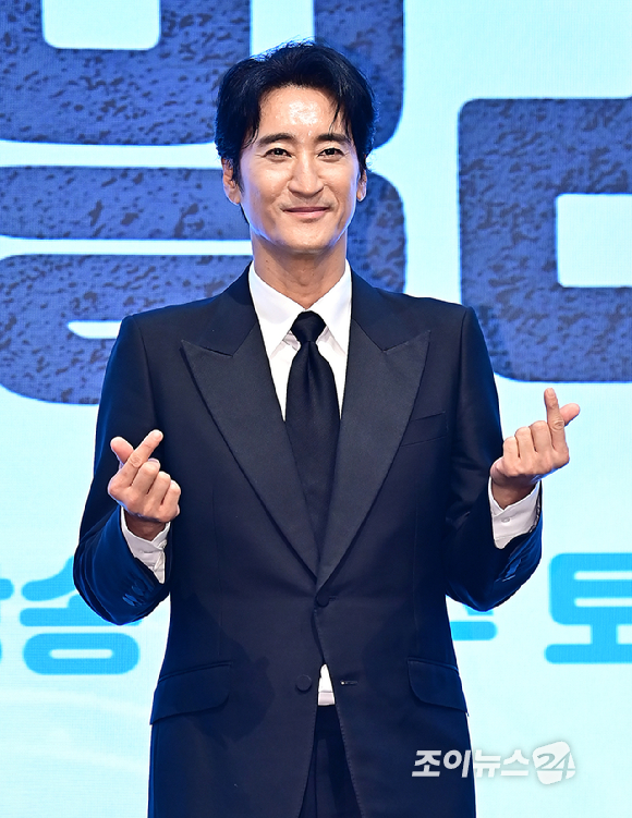 배우 신현준이 25일 오후 서울 구로구 더세인트에서 열린 KBS 2TV 새 주말드라마 '다리미 패밀리' 제작발표회에서 포토타임을 갖고 있다. [사진=곽영래 기자]