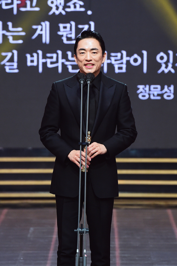 배우 정문성이 30일 오후 서울 마포구 상암동 MBC에서 진행된 '2021 MBC 연기대상' 시상식에서 '뫼비우스:검은태양'으로 단만극 부문 남자 우수 연기상을 받고 소감을 전하고 있다. [사진=MBC]
