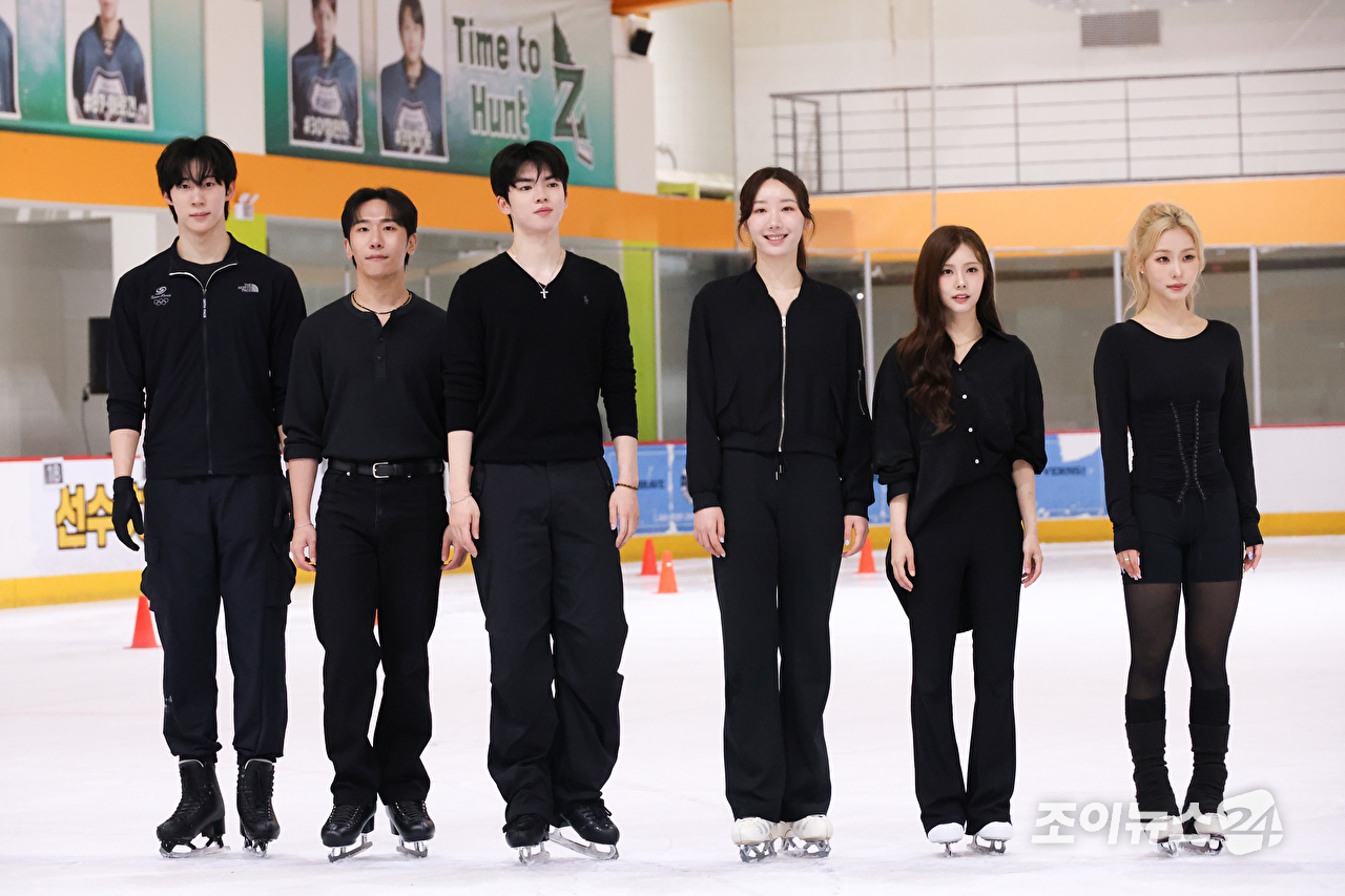 피겨스케이팅선수 이시형, 배우 신석수, 피겨스케이팅선수 차준환, 김예림, 배우 권채원, 피겨스케이팅선수 에이미가 22일 오전 서울 구로구 고척동 제니스아이스링크장에서 열린 아이스쇼 '나 혼자만 레벨업 on ICE' 연습 공개에서 포즈를 취하고 있다. [사진=문수지 기자]