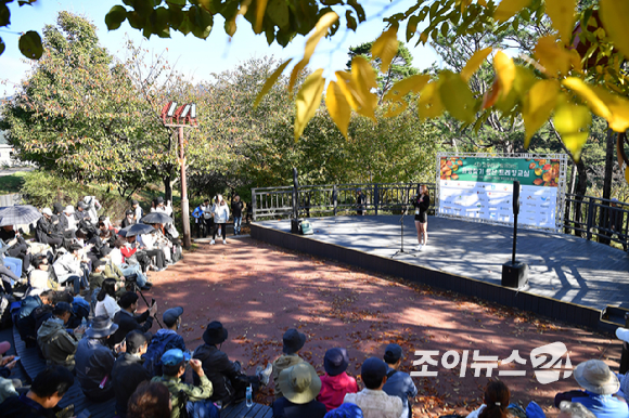 배우 고우리가 19일 서울 종로구 부암동 백사실 계곡에서 진행된 '스타 고우리와 함께 하는 제10회 희망찾기 등산·트레킹 교실'에 앞서 참석자들과 티타임을 갖고 있다. [사진=곽영래 기자]