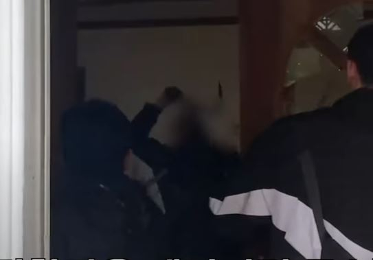 1일 오후 3시 10분쯤 충남 아산시 한 주택에서 지명수배자 A씨가 낫을 휘두르며 경찰들을 위협하고 있다. [사진=경찰청 유튜브]