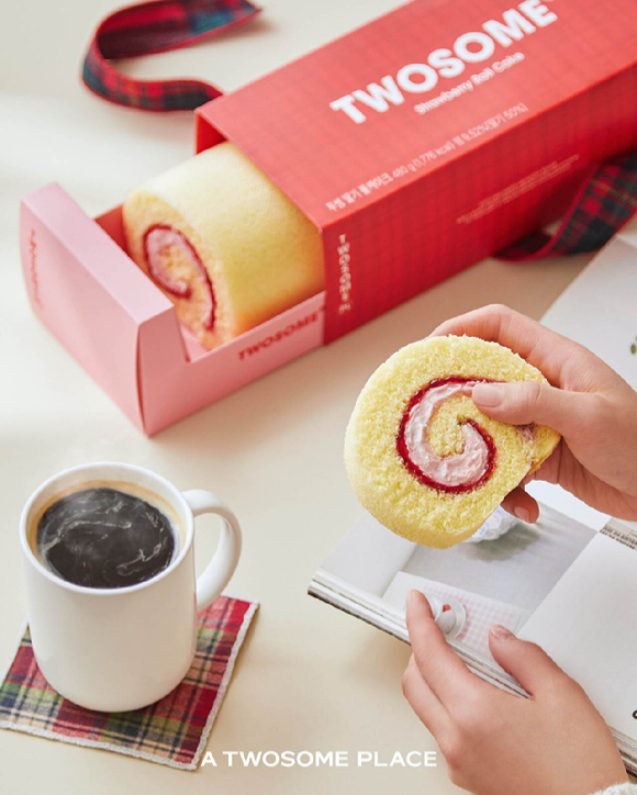 투썸 딸기 롤케이크. [사진=투썸플레이스]