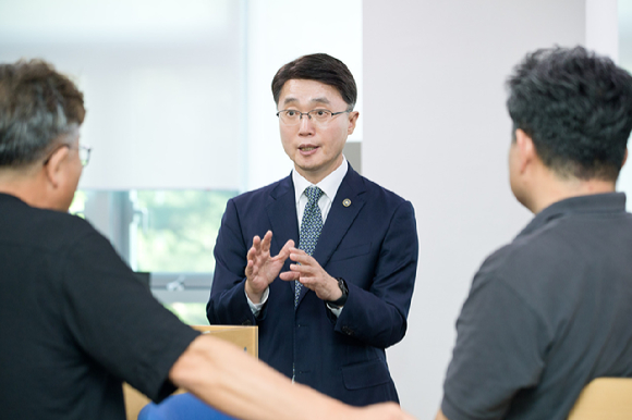 류제명 과기정통부 2차관이 30일 정부세종청사 과기정통부 기자실을 찾아 출입기자들과 대화하고 있다.[사진=과기정통부]