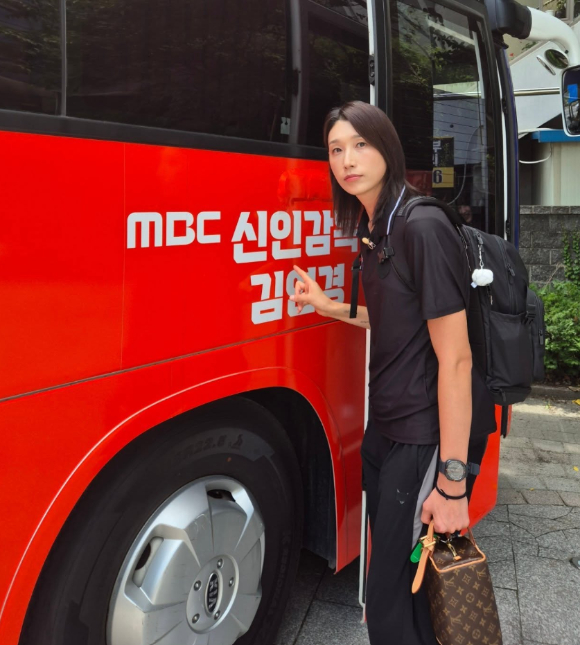 '신인감독 김연경'의 김연경이 필승 원더독스 선수들과 사진촬영을 하고 있다. [사진=김연경 인스타그램]