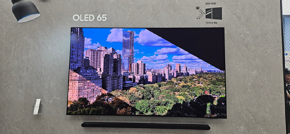 7일 서울 서초구 삼성강남에서 열린 '언박스&디스커버 2025' 행사장에 전시된 삼성전자의 OLED TV. [사진=박지은 기자]