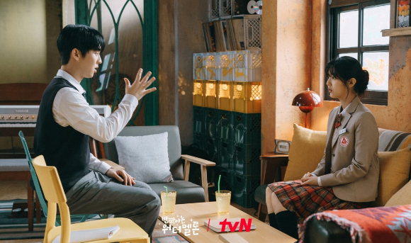 배우 신은수가 tvN 월화드라마 '반짝이는 워터멜론'(극본 진수완, 연출 손정현) 종영 인터뷰에 앞서 포즈를 취하고 있다. [사진=앤피오엔터테인먼트]