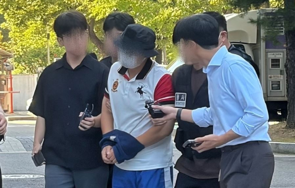 추석 연휴 마지막 날, 한강공원 인근에서 흉기를 들고 행인들을 위협한 40대 남성이 구속 기로에 섰다. 사진은 법원에 출석하고 있는 A씨. [사진=연합뉴스]