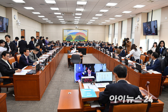 윤한홍 정무위원장이 국회에서 열린 정무위원회 전체 회의에서 의사봉을 두드리고 있다. [사진=곽영래 기자]