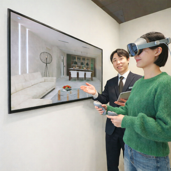 서울 강남구에 현대리바트 오프라인 매장인 리바트 토탈 강남에서 고객이 삼성전자 '갤럭시 XR' 헤드셋을 끼고 확장현실(XR) 기술을 활용한 인테리어 상담을 받고 있는 모습. [사진=현대리바트]