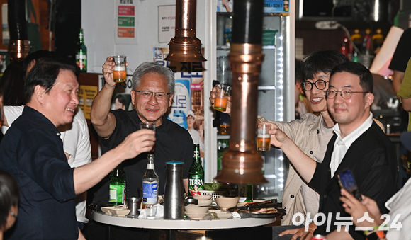 젠슨 황 엔비디아 최고경영자(CEO)가 지난 5일 서울 마포구 서교동의 한 고깃집에서 최태원 SK회장, 구광모 LG회장, 이해진 네이버 의장과 삼겹살 회동을 하고 있다. [사진=곽영래 기자]