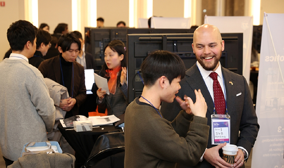 21일 서울 코엑스 아셈 볼룸에서 열린 &lsquo;CES AI 혁신 플라자&rsquo;에서 강경성 코트라 사장이 개회사를 하고 있다. [사진=산업통상부, 코트라]