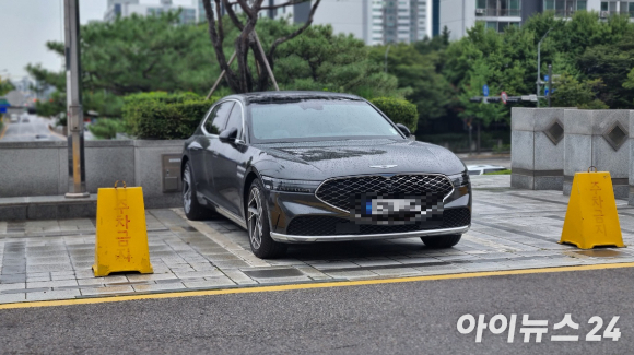 이날 김영섭 대표가 타고 온 LG 고문용으로 제공받은 '제네시스 G90'  [사진=안세준 기자]