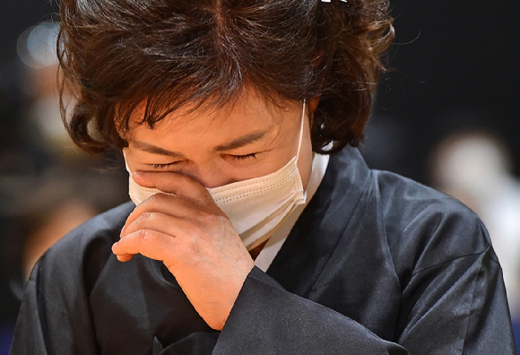 고(故) 박원순 서울시장의 장례가 서울특별시장(葬)으로 치러진 지난 2020년 7월 11일 오전 서울광장에 마련된 고인의 시민 분향소에 시민들이 조문을 하고 있다. [사진=정소희 기자]