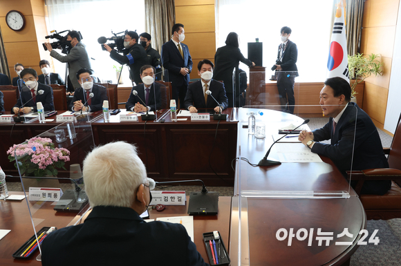 윤석열 대통령 당선인이 22일 오전 서울 종로구 통의동 인수위에서 열린 간사단회의에서 모두발언을 하고 있다. [사진=국회사진취재단]