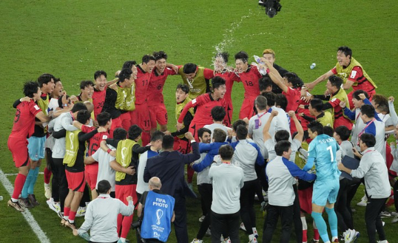 한국 축구대표팀 선수들과 코칭스태프가 3일(한국시간) 열린 2022 카타르월드컵 H조 조별리그 포르투갈과 최종전에서 2-1로 이겼고 16강 진출을 확정한 뒤 그라운드에 모여 서로 기쁨을 나누고 있다. [사진=뉴시스]