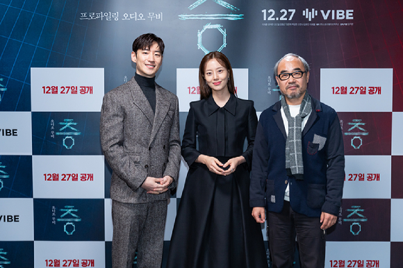 배우 이제훈, 문채원, 강신일이 16일 온라인으로 진행된 네이버 오디오 무비 '층'(감독 임지환) 제작보고회에 참석해 포즈를 취하고 있다. [사진=네이버 바이브]