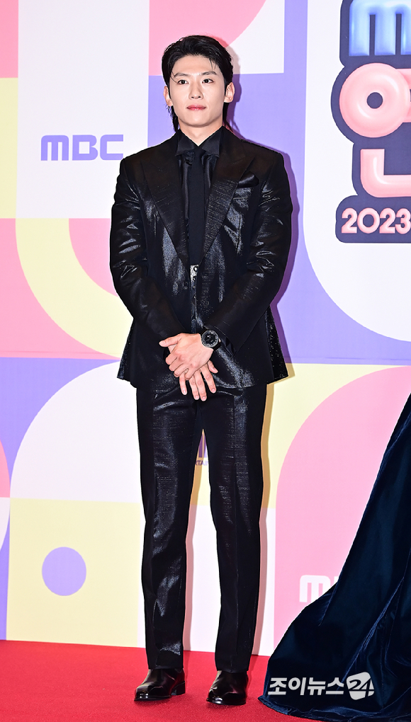 방송인 덱스가 29일 오후 서울 마포구 상암동 MBC 사옥에서 열린 2023 MBC 방송연예대상 시상식 포토월 행사에 참석하고 있다. [사진=곽영래 기자]