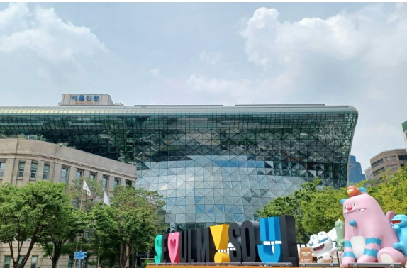 서울시가 온라인 중개 플랫폼을 이용한 불법 숙박업소가 지속적으로 확인되고 있다며 각별한 주의를 당부했다. 사진은 서울시청 전경. [사진=연합뉴스]