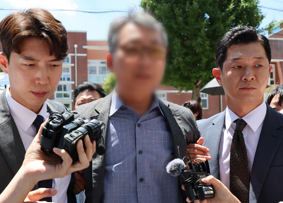 장윤기 사건에 대해 살인과 성범죄 사건을 분리 수사하도록 지시한 협의를 받는 전 광산경찰서 형사과장 A 경정이 31일 전남광주통합특별시 동구 광주지방법원에서 구속 전 피의자 심문(영장 실질 심사)을 마치고 호송차로 향하고 있다. 2026.7.31 [사진=연합뉴스]