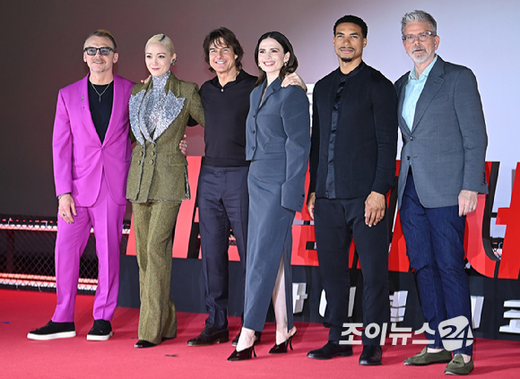 사이먼 페그, 폼 클레멘티에프, 톰 크루즈, 헤일리 앳웰, 그렉 타잔 데이비스, 크리스토퍼 맥쿼리 감독이 8일 서울 잠실 롯데시네마 월드타워에서 열린 영화 '미션 임파서블: 파이널 레코닝' 내한 프레스컨퍼런스에서 포토타임을 갖고 있다. [사진=곽영래 기자]