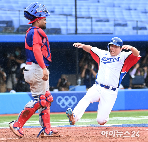 7일 일본 가나가와현 요코하마 스타디움에서 2020 도쿄올림픽 야구 한국과 도미니카공화국의 동메달결정전이 펼쳐졌다. 한국 김현수가 5회말 2사 1,2루 강백호의 1타점 적시타 때 득점을 올리고 있다.