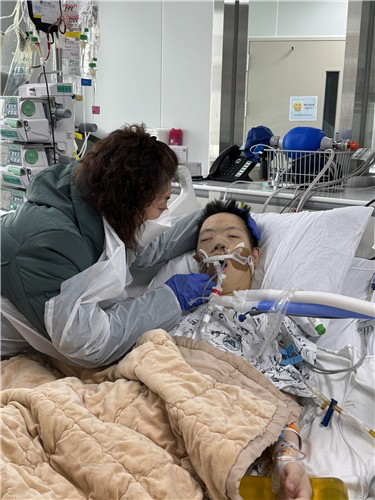 다운증후군을 딛고 자라온 20대 청년이 자신의 생명이 다한 순간 장기를 나눠 3명을 살렸다. 사진은 김준혁(22) 씨와 어머니 김미경 씨. [사진=한국장기조직기증원]