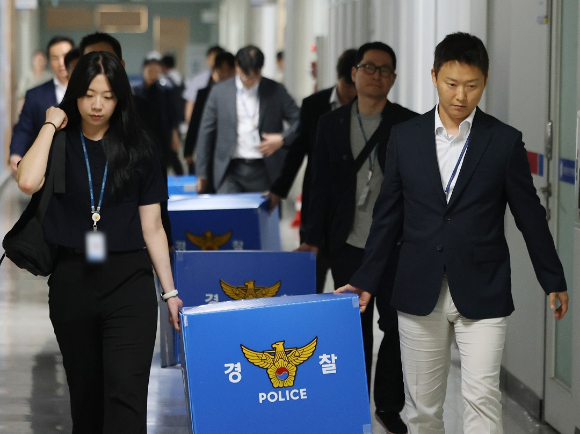 6&middot;3 지방선거 투표용지 부족 사태를 수사 중인 검&middot;경 합동수사본부 관계자들이 11일 서울 송파구선거관리위원회에서 압수수색을 마친 뒤 나서고 있다. 2026.6.11 [사진=연합뉴스]