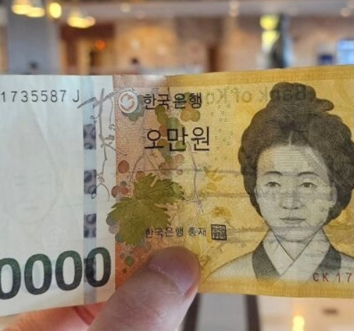 아시아태평양경제협력체(APEC) 정상회의 현장에서 이재용 삼성전자 회장에게 커피를 건넨 직원이 5만원을 받은 사연이 전해져 화제를 모으고 있다. [사진=스레드 갈무리]