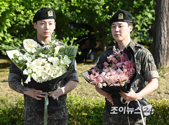 그룹 방탄소년단(BTS) 지민, 정국이 육군 현역으로 군 복무를 마치고 만기 전역했다.11일 오전 경기 연천군 연천공설운동장에서 진행된 전역 행사에서 방탄소년단 지민, 정국이 포즈를 취하고 있다. [사진=곽영래 기자]