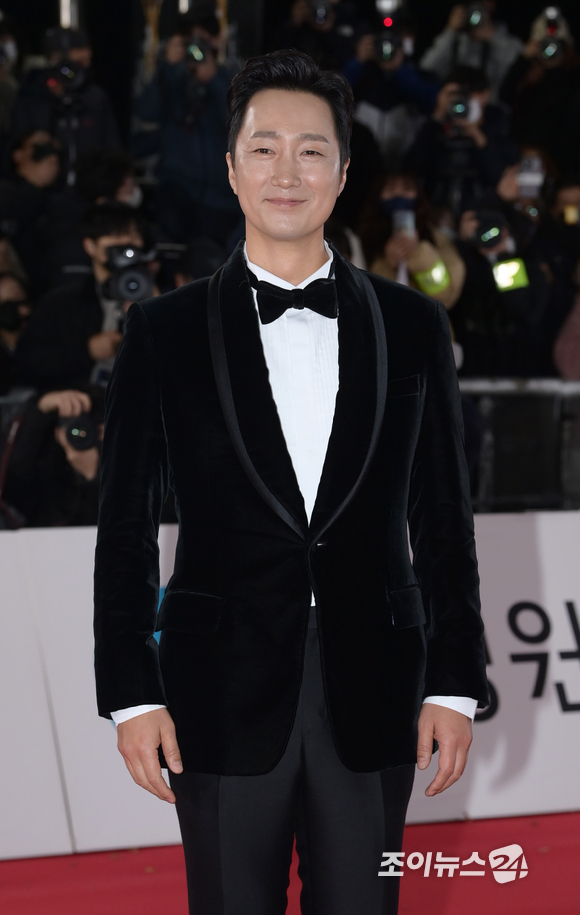 배우 박해일이 25일 오후 서울 영등포구 여의도동 KBS홀에서 열린 제43회 청룡영화상 시상식 레드카펫에 참석해 포즈를 취하고 있다. [사진=정소희 기자]