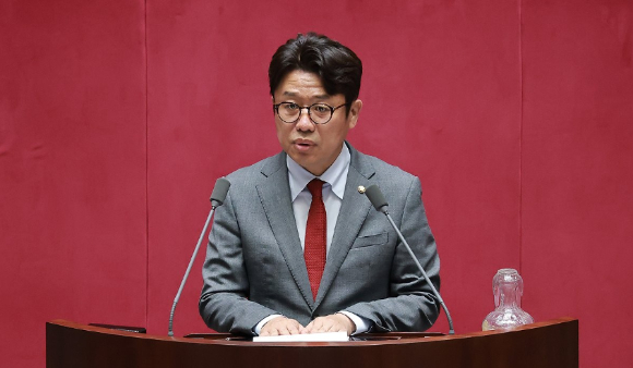 경기 평택을 국회의원 재선거에서 당선된 국민의힘 유의동 의원이 5일 국회에서 22대 국회 후반기 의장단을 선출하기 위해 열린 본회의에서 선서한 뒤 인사말하고 있다. [사진=연합뉴스]