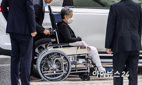 윤석열 정부와의 '정교유착' 혐의로 기소된 한학자 통일교 총재가 10일 서울 서초구 서울중앙지방법원에서 열리는 결심 공판에 출석하고 있다. [사진=사진공동취재단 ]