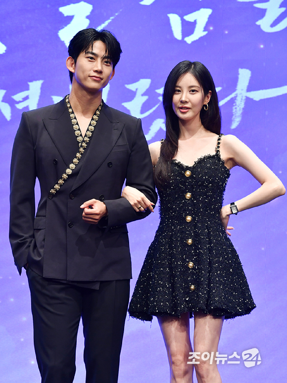 그룹 2PM 옥택연, 소녀시대 서현이 11일 오후 서울 구로구 신도림동 더세인트에서 진행된 KBS2 새 수목드라마 '남주의 첫날밤을 가져버렸다' 제작발표회에 참석해 포즈를 취하고 있다. [사진=문수지 기자]