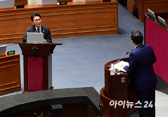 김민석 국무총리가 10일 오후 서울 여의도 국회에서 열린 제432회국회(임시회) 제5차 본회의 경제 분야 대정부질문에서 김태년 더불어민주 의원 질문에 답변하고 있다. [사진=정소희 기자]