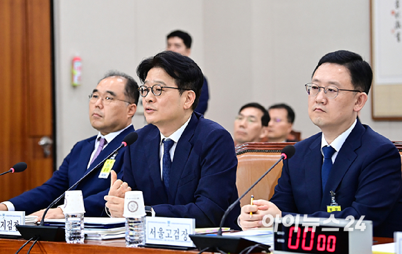 이창수 서울중앙지방검찰청장이 18일 오전 서울 여의도 국회에서 열린 법제사법위원회의 서울중앙지방검찰청, 서울고등검찰청 등에 대한 국정감사에서 자료 제출과 관련한 정청래 위원장의 질의에 답하고 있다. [사진=곽영래 기자]