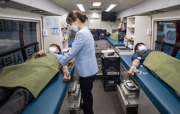 삼성 임직원들이 수원 삼성디지털시티에서 삼성 임원 기부로 제작된 신형 헌혈버스에 올라 헌혈에 참여하고 있는 모습. [사진=삼성전자]