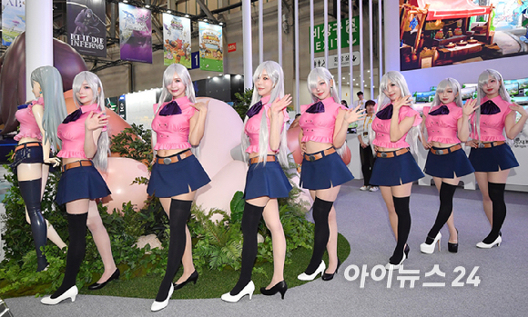 13일 부산 해운대구 벡스코에서 열린 국제게임전시회 '지스타 2025'에서 넷마블 부스에서 모델들이 코스프레를 선보이고 있다. [사진=곽영래 기자]